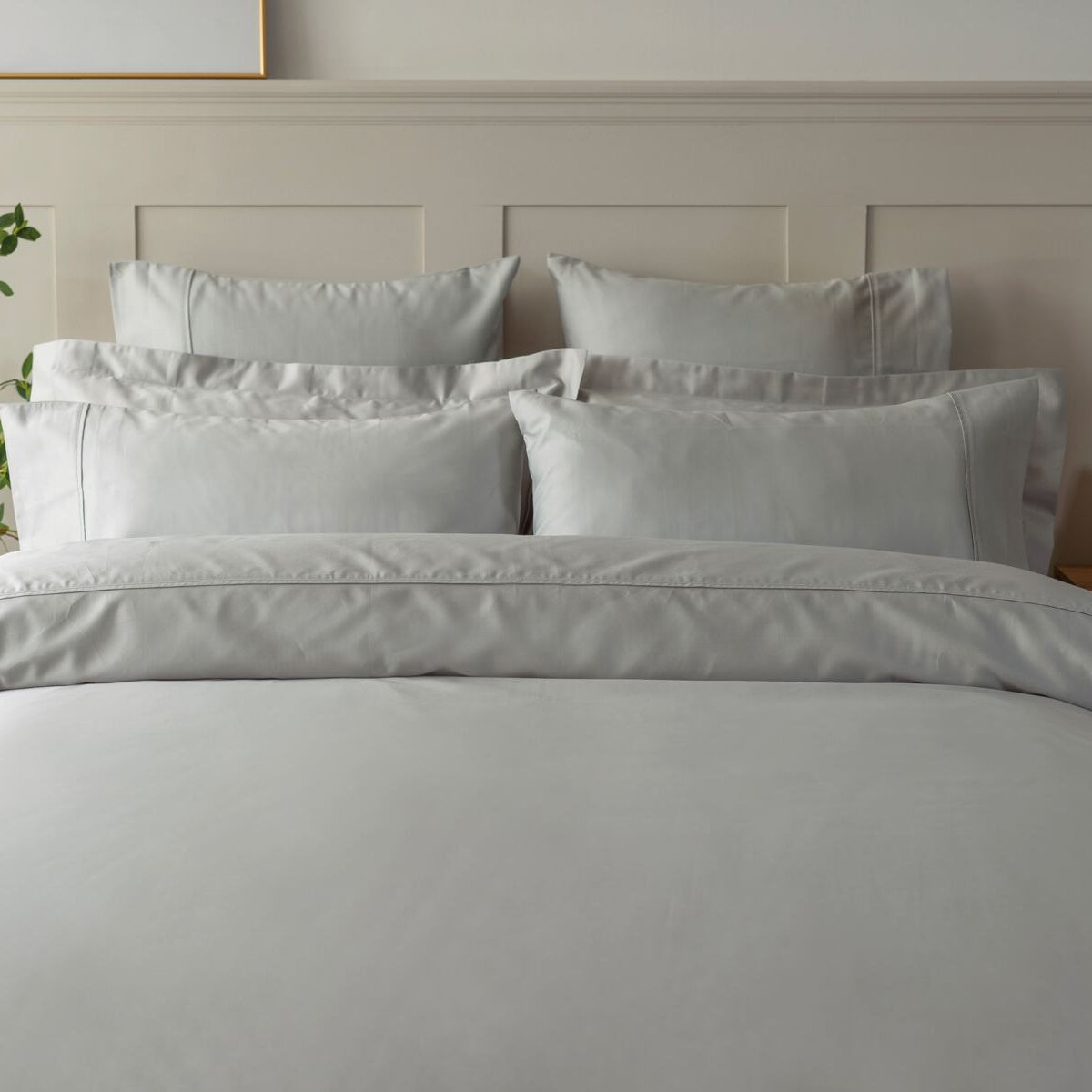 Custom-fit left hand sheet in platinum Egyptian cotton for caravans