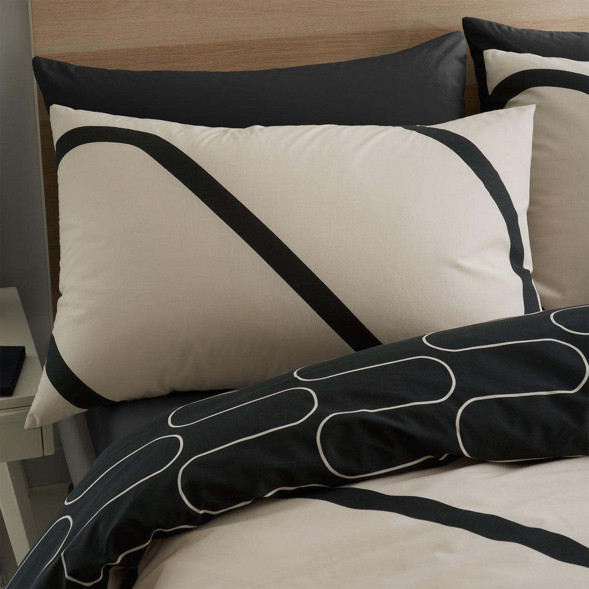 Linear Curve Geometric Black Duvet Set
