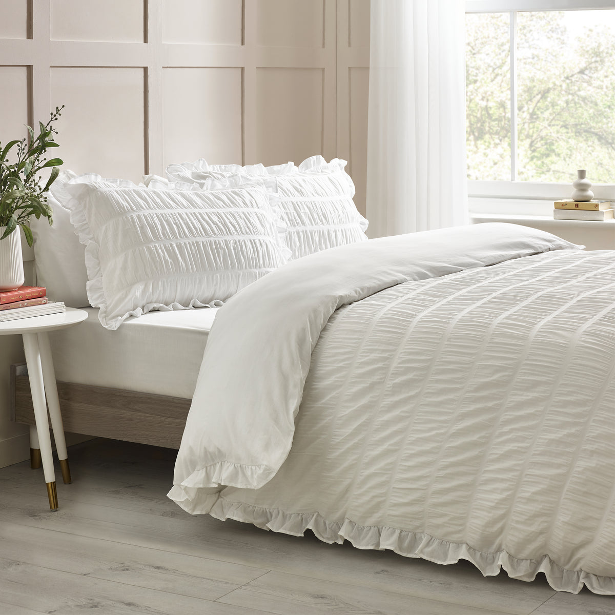 Seersucker Frill White Duvet Set
