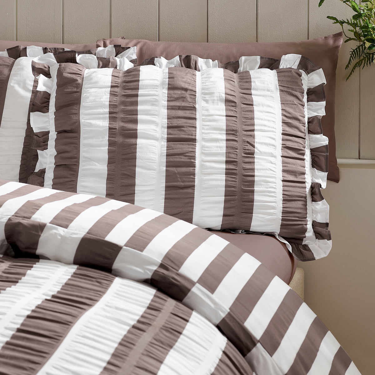 Seersucker Frill Stripe Chocolate Duvet Set