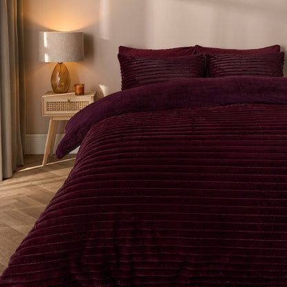 Ribbed Faux Fur Shaped Duvet Set – Burgundy
