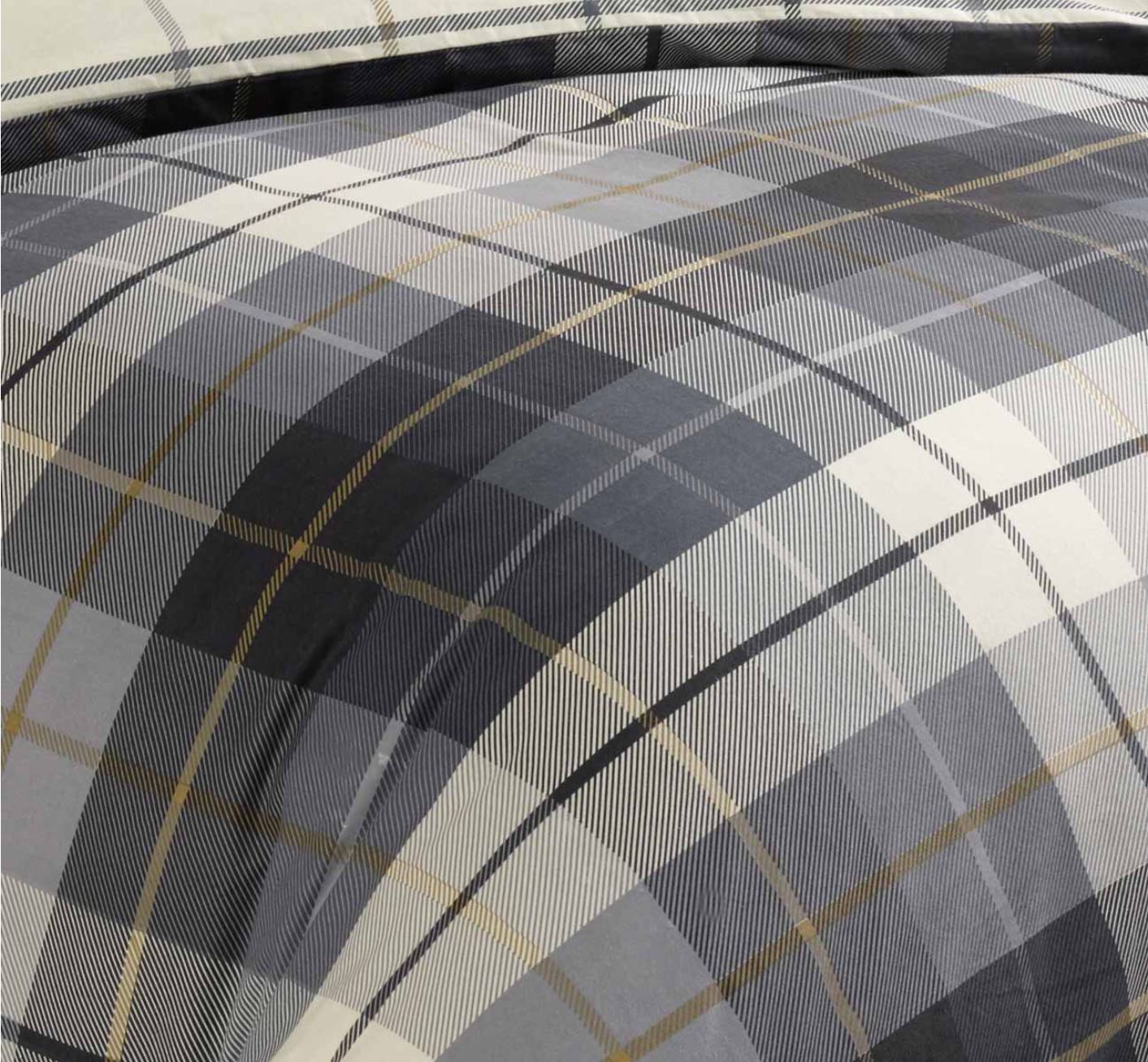 Blue This classic Lomond tartan check print duvet cover is the perfect way to add some traditional and trend driven design into your van. The rich colours throughout are ideal for this season and the coordinating understated reverse print adds some superb extra detail.
