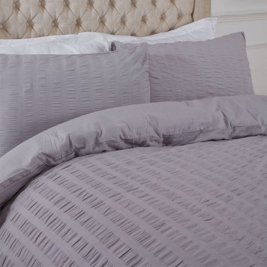 ruffled seersucker design on the front, and the plain polycotton on the reverse, this set comes with matching pillow case(s)